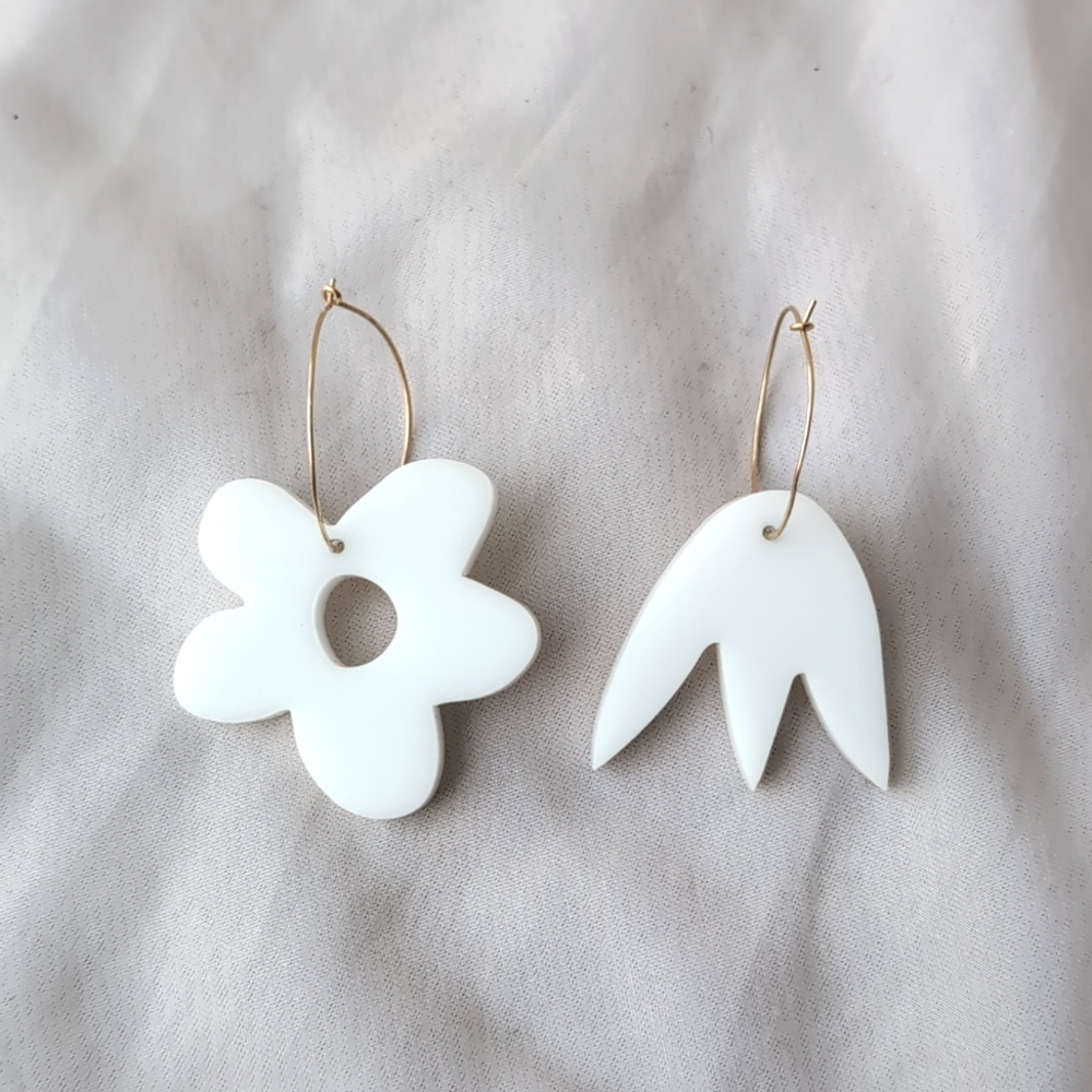 At/Odds Handmade Acrylic White Flower Earrings